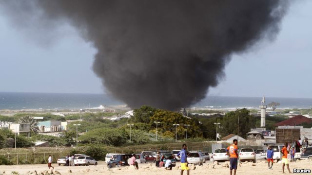 Ethiopian Military Plane Crash Lands in Mogadishu (Video)