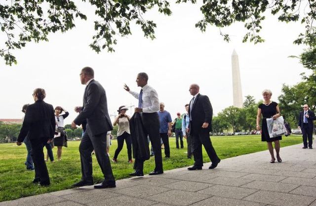 Obama Startles and Delights Tourists During Stroll Through Washington (Video)